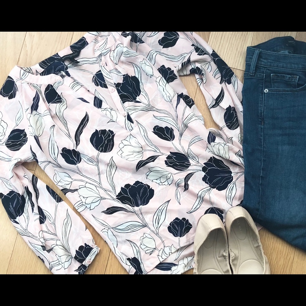 *SOLD* Banana Republic Floral Blouse -  XS ✨